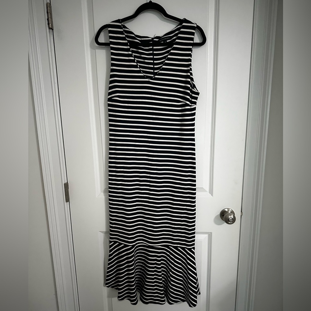 Gorgeous Banana Republic Midi Dress with flounce bottom. Navy and White